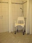 Zur vergrösserten Ansicht - Badbeispiel Rollstuhl Ferienwohnung Ostsee behindertengerecht Ostsee barrierefrei