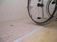Schwellenloser Zugang zur Dusche Rollstuhlgerechtes Ferienhaus Finca Mallorca behindertengerecht Can Picafort