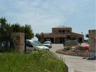 Parkplatz vor der Finca Rollstuhlgerechtes Ferienhaus Finca Mallorca behindertengerecht Can Picafort