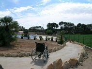 Zugangsweg zu den Pools Rollstuhlgerechtes Ferienhaus Finca Mallorca behindertengerecht Can Picafort