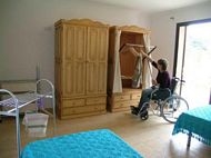 Hilfreiche herausklappbare Kleiderstange Rollstuhlgerechtes Ferienhaus Finca Mallorca behindertengerecht Can Picafort