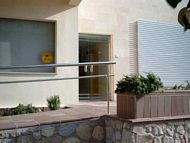 Rampe - Nebeneingang und Eingangstür zur Rezeption Rollstuhlgerechtes Hotel Mallorca behindertengerecht Playa de Palma Strand