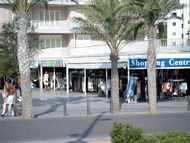 Rollstuhlgerechte Shoppingmöglichkeiten in der Nähe Rollstuhlgerechtes Hotel Mallorca behindertengerecht Playa de Palma Strand
