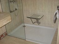 Behindertengerechtes Badezimmer - befahrbare Dusche Rollstuhlgerechtes Hotel Mallorca behindertengerecht Playa de Palma Strand
