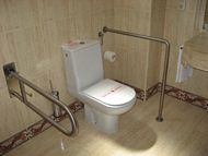 Behindertengerechtes Badezimmer - WC mit Haltegriff Rollstuhlgerechtes Hotel Mallorca behindertengerecht Playa de Palma Strand