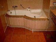 Badewanne mit Haltegriff und Sitzmulde Rollstuhlgerechtes Hotel Mallorca behindertengerecht Playa de Palma
