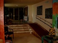 Rampe zum Speisesaal mit Handlauf Rollstuhlgerechtes Hotel Mallorca behindertengerecht Playa de Palma Strand