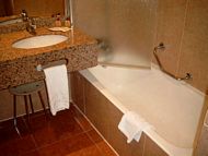 Standardzimmer - Badewanne mit Haltegriff Rollstuhlgerechtes Hotel Mallorca behindertengerecht Playa de Palma