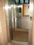 Zur vergrösserten Ansicht - Liftbeispiel Rollstuhlgerechtes Hotel Mallorca behindertengerecht Playa de Palma