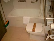 Zur vergrösserten Ansicht - Badewanne Rollstuhlgerechtes Hotel Mallorca behindertengerecht Playa de Palma