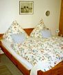 Schönes Schlafzimmer mit Doppelbett Barrierefrei_Reisen_Nordsee_Urlaub_auf_dem_Bauernhof_Schlafzimmer